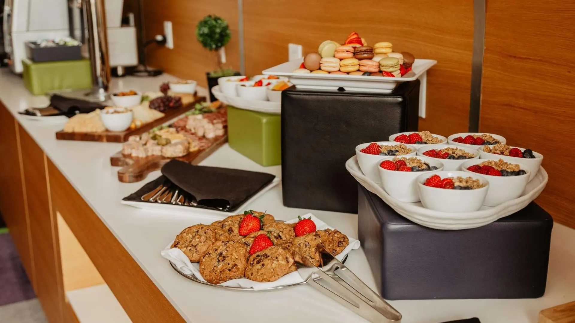 Doubletree By Hilton Montreal Hotel