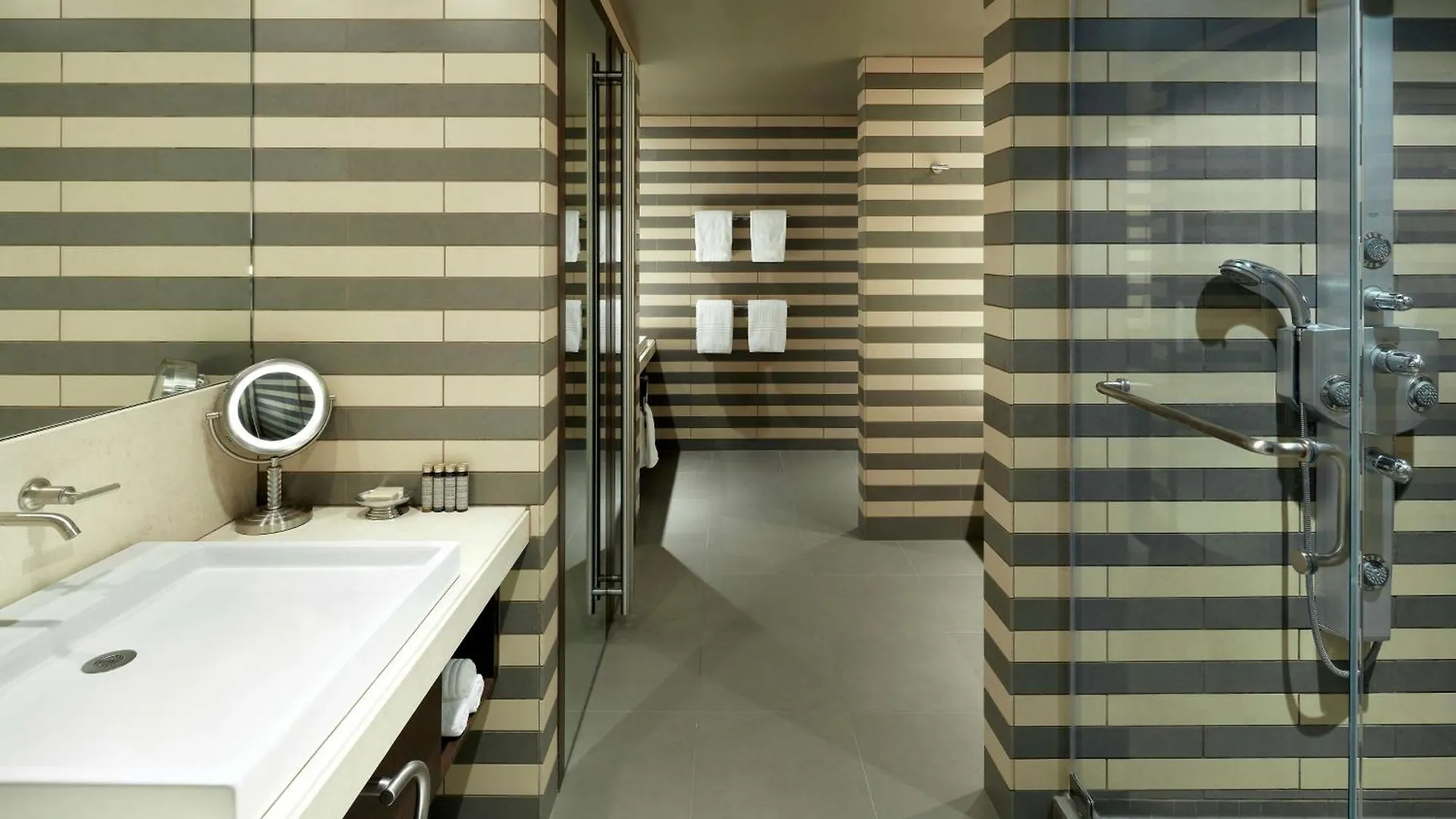 Doubletree By Hilton Montreal Hotel 4*,  Canada